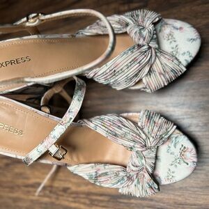 These are Platform Express heels. Floral Print size 10